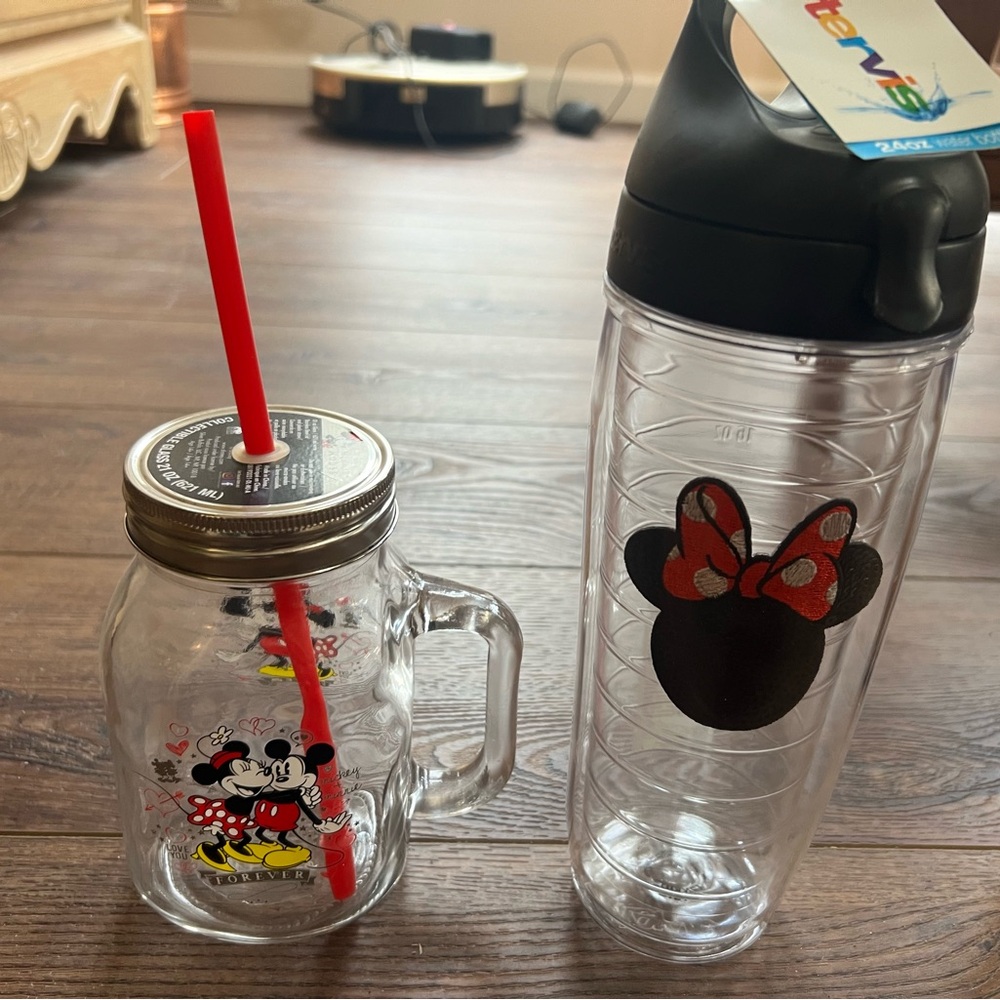 2 never used super cute Disney glassware